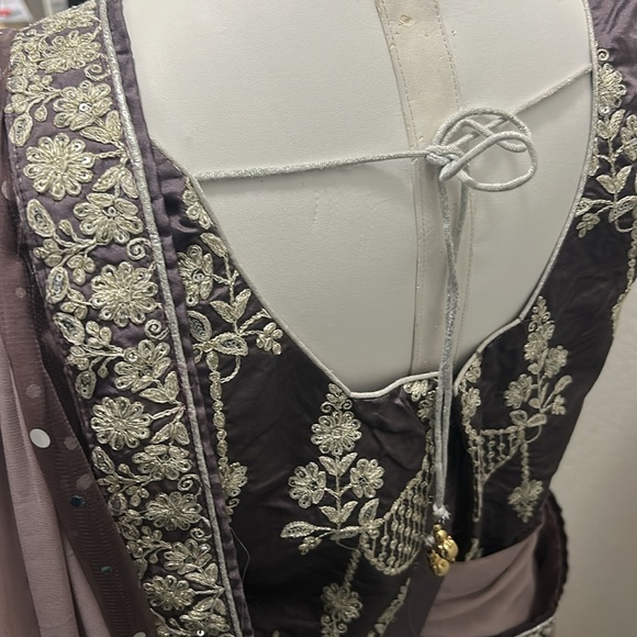 Saree pre pleated ready to wear purple mauve embroidery. Inner Skirt blouse -M. - Picture 10 of 16